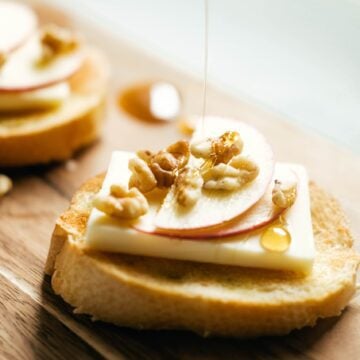 Toast with apples, honey, and walnuts.