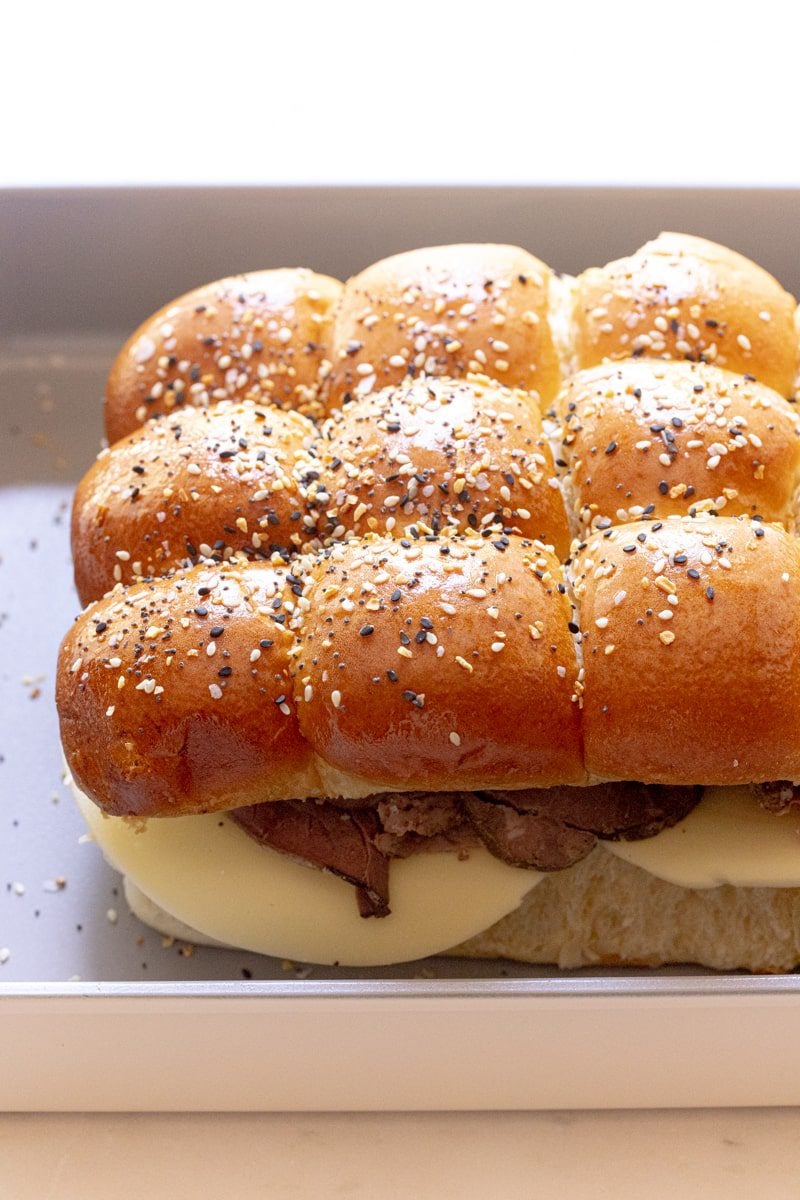 roast beef sliders on Hawaiian rolls topped with everything bagel seasoning
