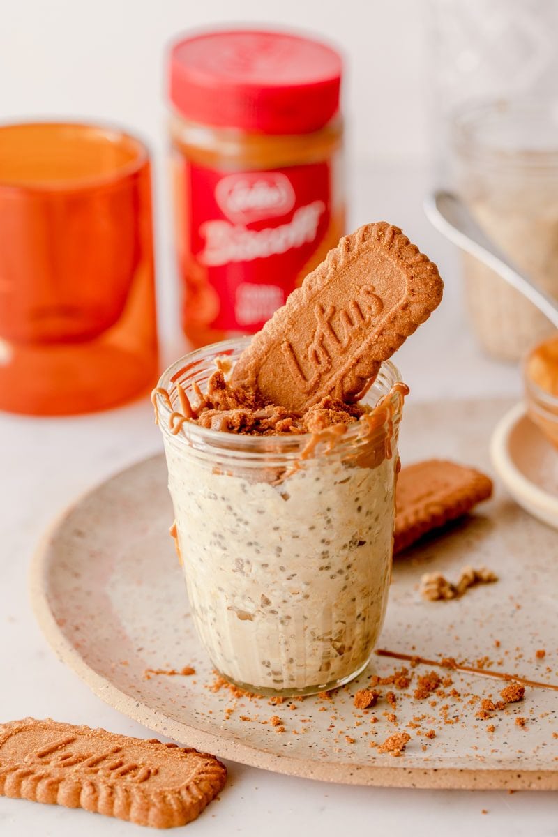 glass mason jar of biscoff overnight oats with a biscoff cookie in it 